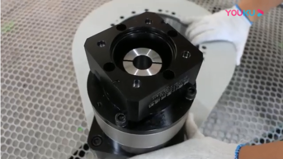 直齒驅(qū)動（齒輪式回轉(zhuǎn)驅(qū)動）配行星減速機(jī)